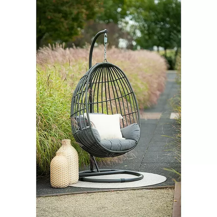 Garden Impressions Hängesessel Panama - L x B x H: 195 x 195 x 90 cm, Metall, Dunkelgrau - Dunkelgrauer Hängesessel aus Korbgeflecht mit grauen Kissen und einem weißen Polster, auf einem runden Teppich im Garten.