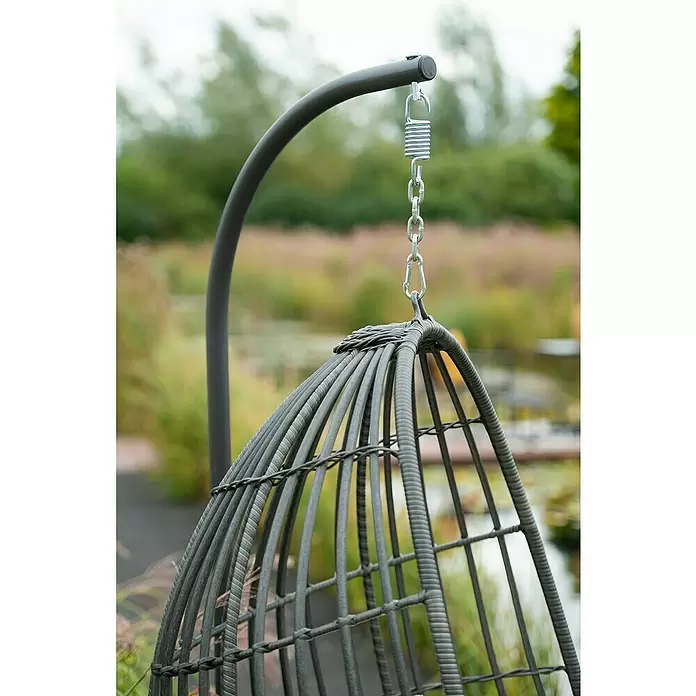 Garden Impressions Hängesessel Panama - L x B x H: 195 x 195 x 90 cm, Metall, Dunkelgrau - Dunkelgrauer Flecht-Hängesessel, aufgehängt mit Kette und Feder an einem Metallgestell im Freien.