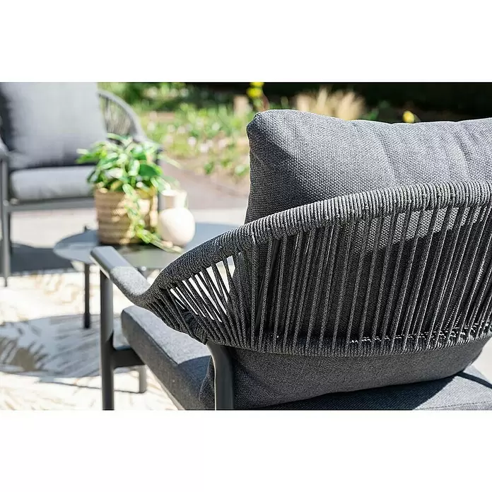 Garden Impressions Loungemöbel-Set Santiago - 5 -tlg., Aluminium, Grau/Anthrazit - Dunkelgrauer Outdoor-Stuhl mit geflochtener Seil-Rückenlehne und Kissen, auf einer Terrasse.
