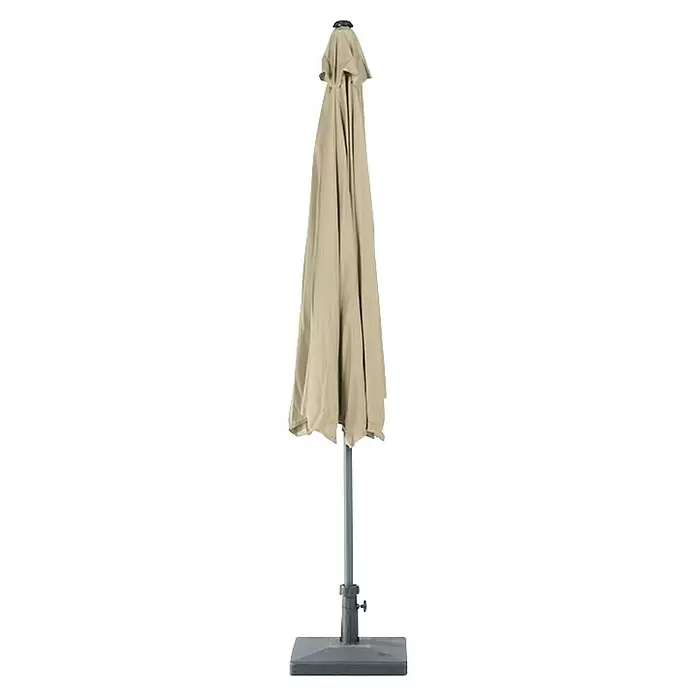 Garden Impressions Marktschirm rund Delta - Taupe, Durchmesser Bespannung: 300 cm - Geschlossener beigefarbener Sonnenschirm mit grauem Mast und quadratischem Standfuß.
