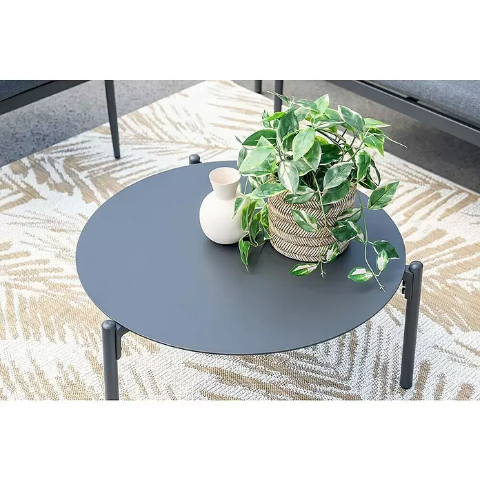 Garden Impressions Loungemöbel-Set Santiago - 5 -tlg., Aluminium, Grau/Anthrazit - Ein runder grauer Outdoor-Couchtisch mit Topfpflanze und Vase auf einem gemusterten Teppich.
