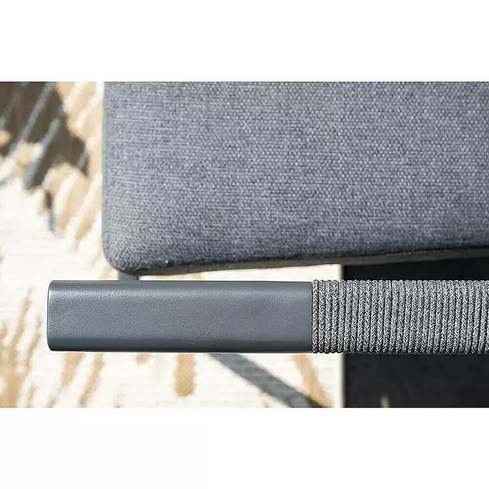 Garden Impressions Loungemöbel-Set Santiago - 5 -tlg., Aluminium, Grau/Anthrazit - Dunkelgraue Möbelarmlehne mit geflochtenem hellgrauem Seildetail und grauem Kissen.