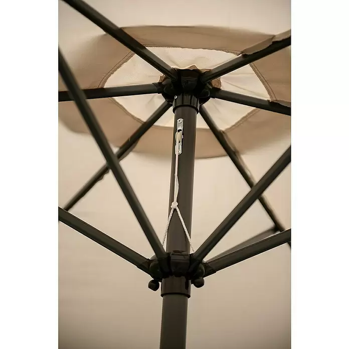 Garden Impressions Marktschirm rund Delta - Ecru, Durchmesser Bespannung: 300 cm - Nahaufnahme des beigefarbenen Sonnenschirms mit dunklem Metallgestell, Mittelstange und weißem Seilmechanismus.