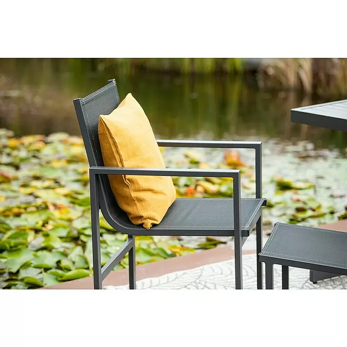 Garden Impressions Balkonmöbel-Set Alabama - 5 -tlg., Aluminium, Textilene, Schwarz/Anthrazit - Dunkelgrauer Outdoor-Stuhl mit gelbem Kissen am Teich mit Seerosen.