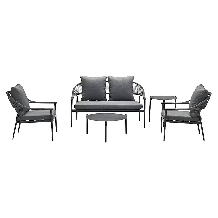 Garden Impressions Loungemöbel-Set Santiago - 5 -tlg., Aluminium, Grau/Anthrazit - Dunkelgraue Outdoor-Loungegruppe mit zwei Sesseln, einem Sofa und zwei runden Tischen, mit Geflechtdetails und grauen Kissen.