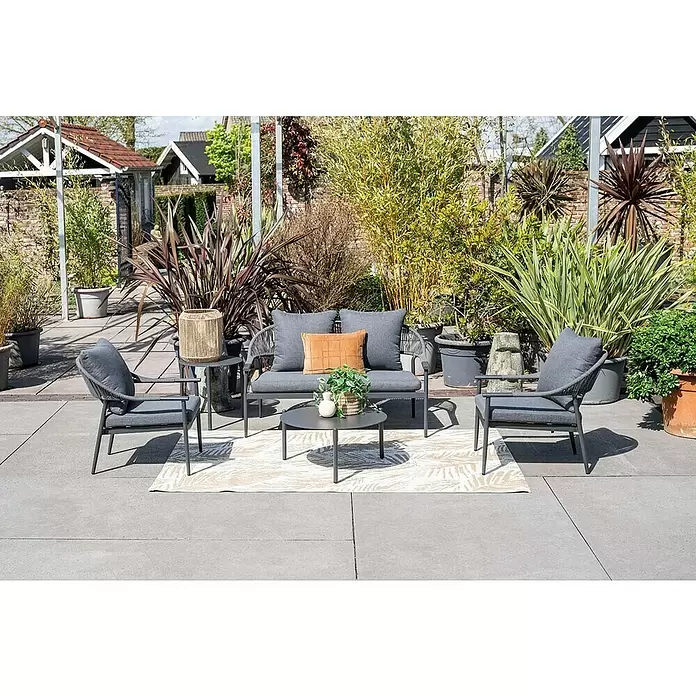Garden Impressions Loungemöbel-Set Santiago - 5 -tlg., Aluminium, Grau/Anthrazit - Ein graues Outdoor-Lounge-Set mit Sofa, zwei Stühlen und drei Tischen, auf einer Terrasse mit Teppich, umgeben von Pflanzen.