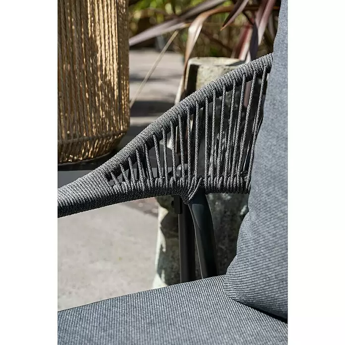 Garden Impressions Loungemöbel-Set Santiago - 5 -tlg., Aluminium, Grau/Anthrazit - Nahaufnahme eines modernen Gartenstuhls mit grauem geflochtenen Seildesign und passendem Stoffkissen.