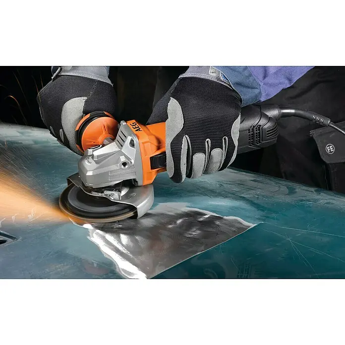 AEG Powertools Winkelschleifer-Set WS 13-125 SXE - 1.300 W, 125 mm - Eine Nahaufnahme eines AEG Winkelschleifers, der von einer Person mit Arbeitshandschuhen benutzt wird, um Metall zu schleifen.