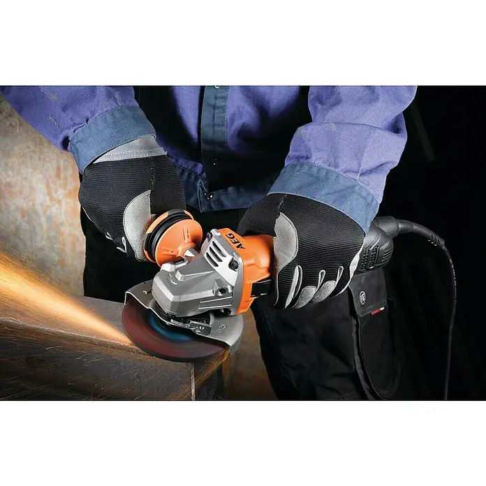 AEG Powertools Winkelschleifer-Set WS 13-125 SXE - 1.300 W, 125 mm - Detailaufnahme eines AEG Winkelschleifers in Aktion, der Funken sprüht, getragen von einer Person mit Schutzkleidung.