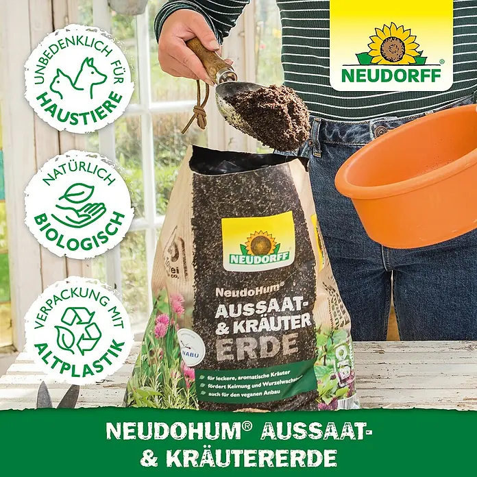Neudorff NeudoHum Aussaat- & Kräutererde - 3 l - Person befüllt einen Pflanzkübel mit NeudoHum Aussaat- und Kräutererde.