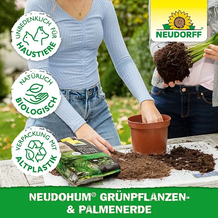 Neudorff NeudoHum Grünpflanzen- & Palmenerde - 20 l, Torffrei - Bild einer Frau, die Neudohum Grünpflanzen- und Palmenerde in einen Topf füllt. Der Fokus liegt auf dem Produkt Neudohum.