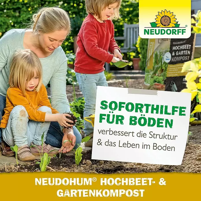 Neudorff NeudoHum Kompost - 40 l - Eine Familie pflanzt Setzlinge mit Neudohum Hochbeet- & Gartenkompost, verbessert Bodenstruktur & Leben im Boden.