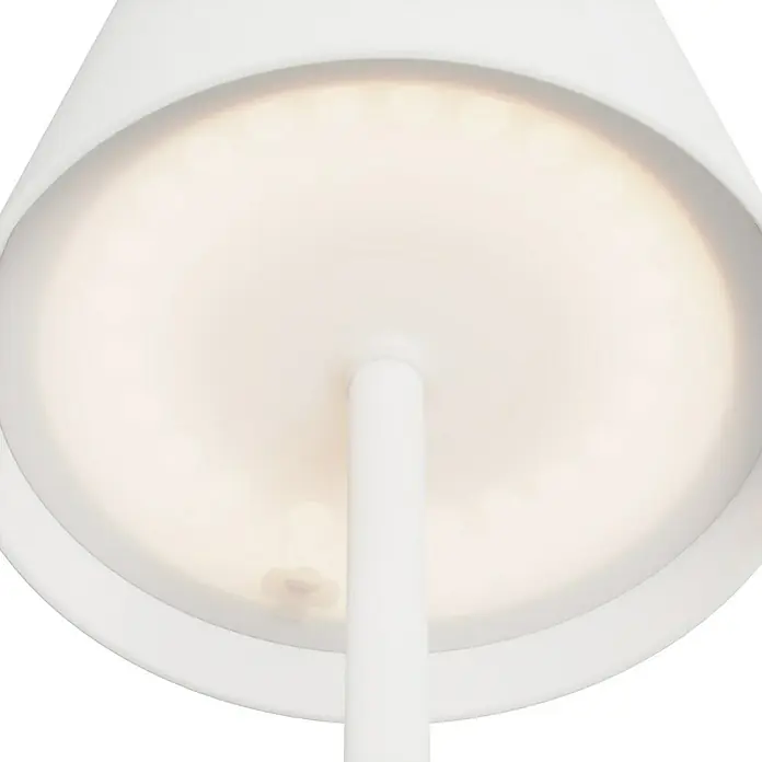 Starlux Paola Akku-Tischleuchte - 3 W, L x B x H: 11 x 11 x 36 cm, Weiß, Warmweiß - Nahaufnahme einer weißen Lampe mit warmem Licht, das eine gemütliche Atmosphäre schafft. Minimalistisches Design für moderne Innenräume.