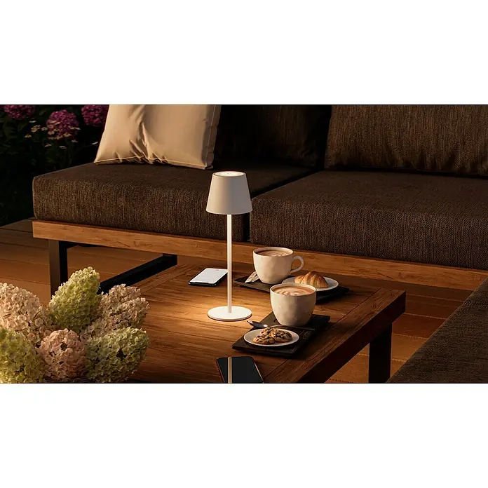 Starlux Paola Akku-Tischleuchte - 3 W, L x B x H: 11 x 11 x 36 cm, Weiß, Warmweiß - Elegante Tischleuchte auf einem Couchtisch mit Getränken und Snacks. Die Tischleuchte sorgt für warmes Licht im Raum.