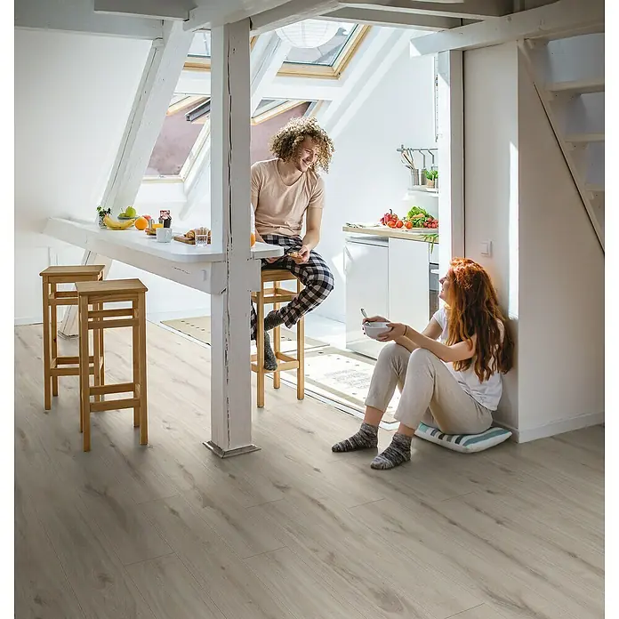 Krono Original Laminatmuster Organic Classic Misty Plains Oak - 297 x 195 x 8 mm, Landhausdiele - Die helle Laminatboden verleiht diesem gemütlichen Dachgeschosszimmer eine moderne Note und sorgt für ein freundliches Ambiente.