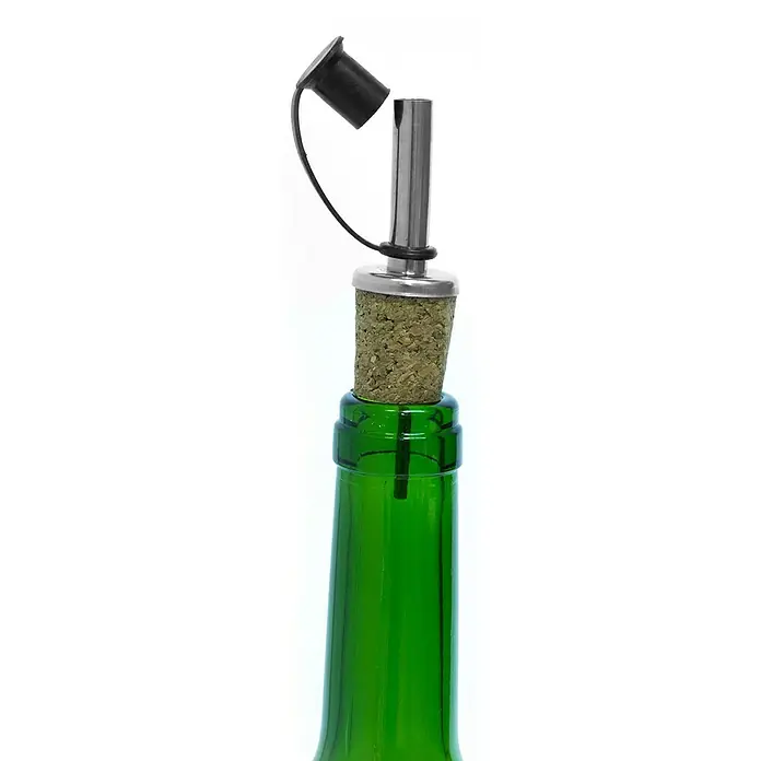 Tapón de botella con dosificador - Ø x Al: 2,5 x 9,5 cm, Acero inoxidable, 2 pzs. - Vertedor con tapón de corcho y tapa sobre una botella de vidrio verde.