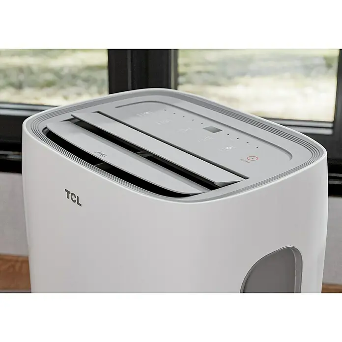 TCL Mobiles Klimagerät TAC-12CPA/KA - 3,2 kW, Raumgröße: 35 m², Weiß - Nahaufnahme eines TCL Luftreinigers in einem modernen Wohnraum, der dessen schlankes Design und die Bedienelemente hervorhebt.