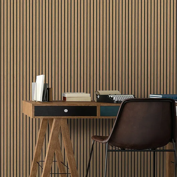 FN Neuhofer Wandpaneel Wally WA030 - Eiche Lamello, 2.670 x 118 x 12 mm - Das Bild zeigt einen Schreibtisch mit Holzbeinen und Büchern, einer Schreibmaschine und einem Lederstuhl vor einer Holzpaneelwand.