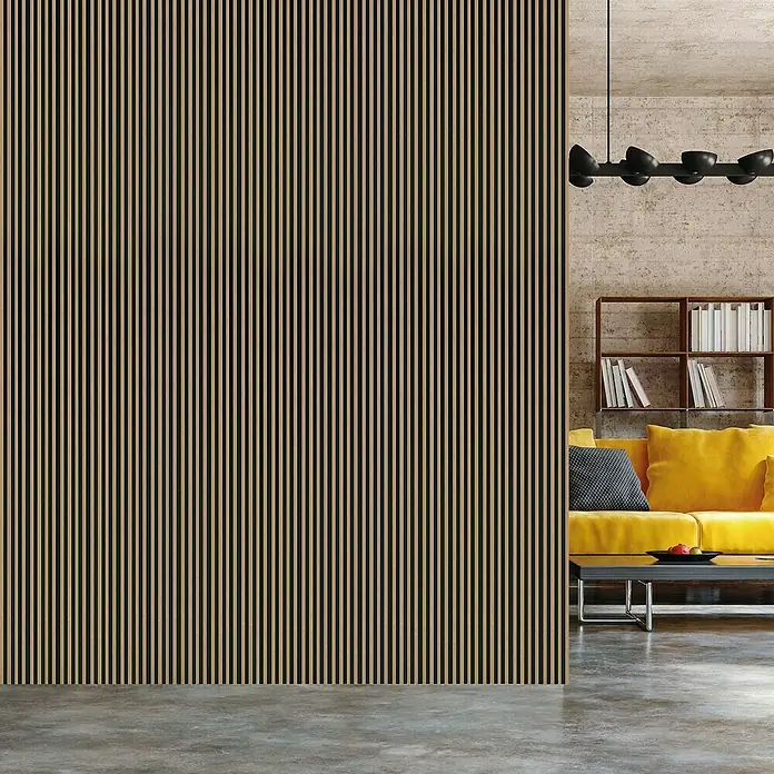 FN Neuhofer Wandpaneel Wally WA010 - Eiche Lamello, 2.670 x 118 x 12 mm - Zimmer mit Holzpaneelwand, gelbem Sofa, Bücherregal und Betonwand. Die Holzpaneele verleihen dem Raum eine moderne und stilvolle Note.