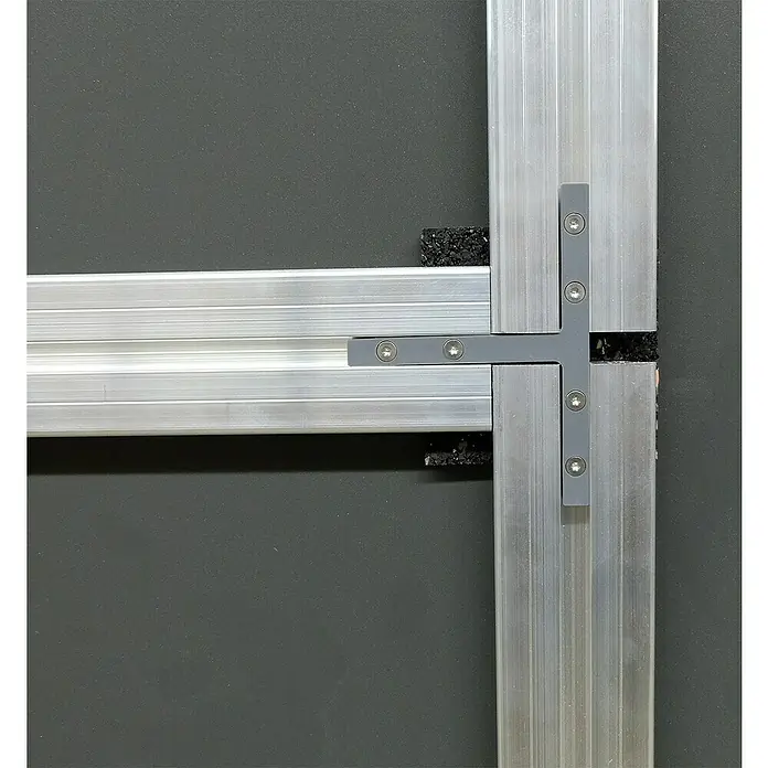 Kovalex Verbinder - 4 Stk., Grau - Nahaufnahme eines Aluminiumrahmens mit T-förmigem Verbinder und Schrauben, der eine moderne und robuste Konstruktion zeigt.