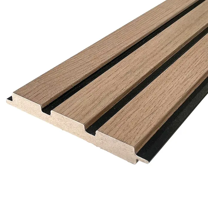 FN Neuhofer Wandpaneel Wally WA030 - Eiche Lamello, 2.670 x 118 x 12 mm - Nahaufnahme einer Akustikplatte mit Holzoberfläche und schwarzen Streifen. Ideal für Wandverkleidungen zur Schallabsorption.