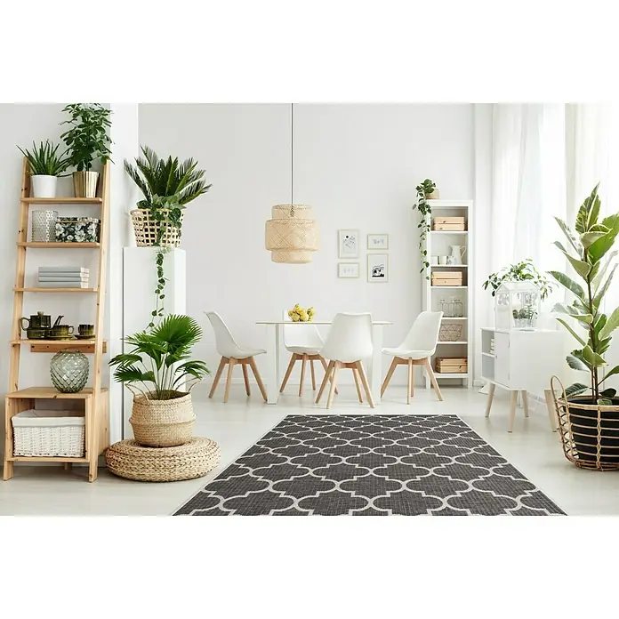 Outdoor-Teppich Sunset - Grau, 170 x 120 cm, 100 % Polypropylen - Grau gemusterter Teppich in einem hellen Esszimmer mit weißen Stühlen und vielen Pflanzen für ein gemütliches Ambiente.