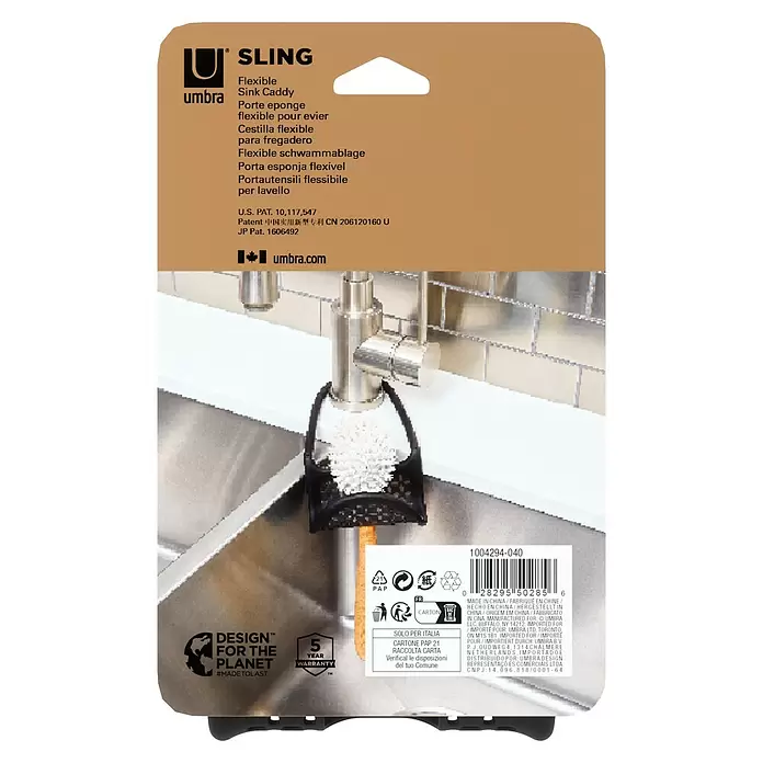 Umbra Spülbecken-Organizer Sling - 26 cm x 11 mm x 1 cm, Schwarz - Schwarzer, flexibler Umbra-Spülbecken-Caddy mit Spülbürste, am Wasserhahn hängend. Verpackungsdetails sichtbar.