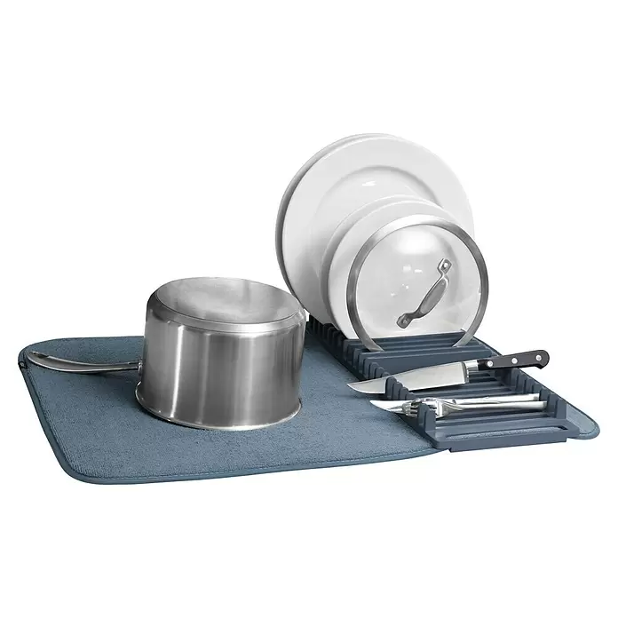 Umbra Abtropfmatte Udry - L x B x H: 61 x 46 x 4 cm, Kunststoff, Denim Blau - Blaue Mikrofaser-Abtropfmatte mit dunkelgrauem Ständer, der einen Edelstahltopf, weiße Teller, einen Deckel und Besteck zum Trocknen hält.
