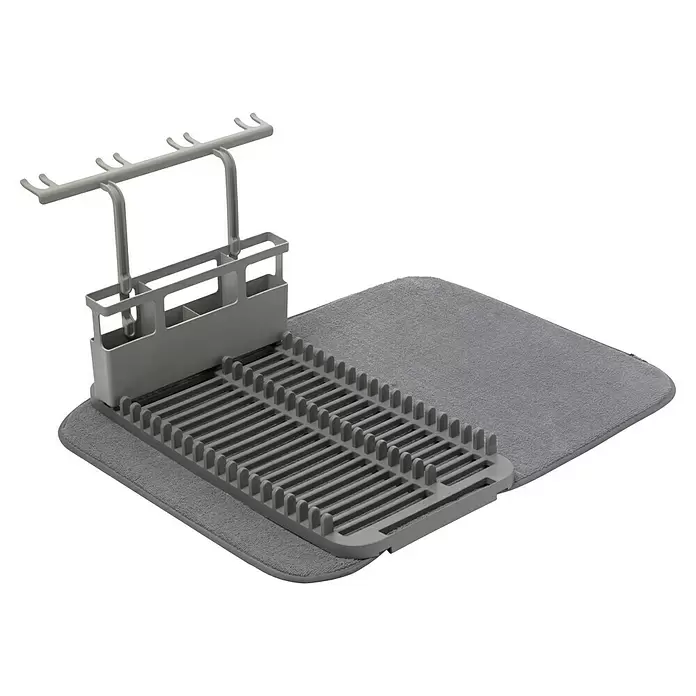 Umbra Abtropfmatte Udry - L x B x H: 61 x 46 x 27 mm, Kunststoff, Grau - Graues Kunststoff-Geschirrabtropfgestell mit Besteckhalter auf einer grauen Mikrofaser-Trockenmatte.