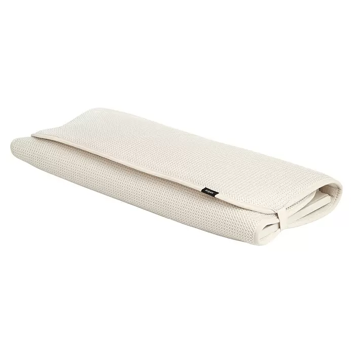 Umbra Abtropfmatte Udry - L x B x H: 61 x 46 x 4 mm, Kunststoff, Beige - Zusammengeklappte hellbeige, netzstrukturierte tragbare Matte oder Matratze mit schwarzem 'umbra' Etikett.