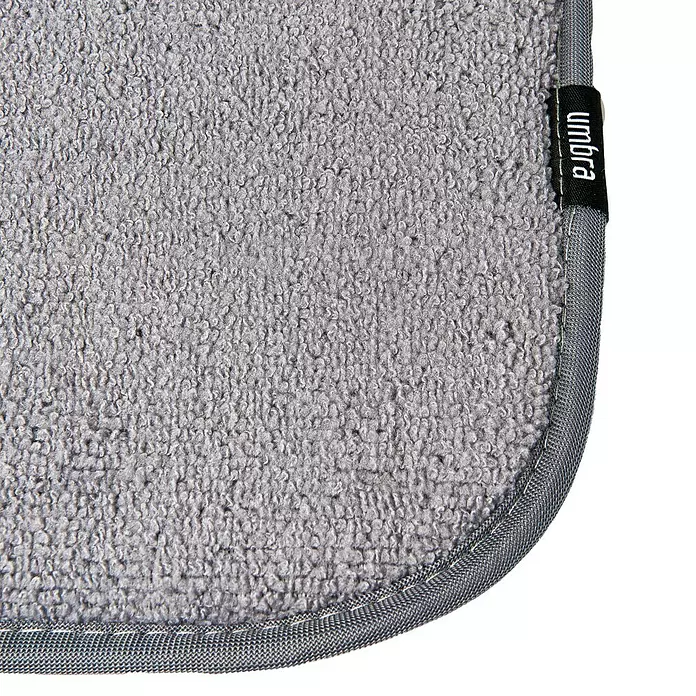 Umbra Abtropfmatte Udry Mini - L x B x H: 33 x 51 x 4 cm, Kunststoff, Anthrazit - Graue Schlingenstoff-Matte mit dunkelgrauer Einfassung und schwarzem „umbra“-Etikett.