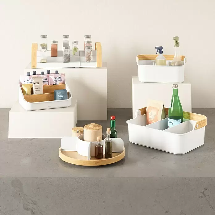 Umbra Aufbewahrungsbox Bellwood - L x B x H: 35 x 13 x 26 cm, Kunststoff, Weiß/Natur - Weißes Organizer-Set mit Bambusakzenten, bestehend aus Gewürzregal, Fächerträgern und Drehtablett für Küche und Haushalt.
