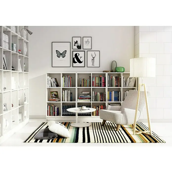 Astigarraga Dinamic HolzregalH x B x T: 36,2 x 70,8 x 33 cm, Traglast pro Boden: 50 kg, Anzahl Böden: 1 Stk., Natur - Dieses moderne Wohnzimmer verfügt über ein Bücherregal, einen Sessel und eine Stehlampe, die alle ein gemütliches Ambiente schaffen.
