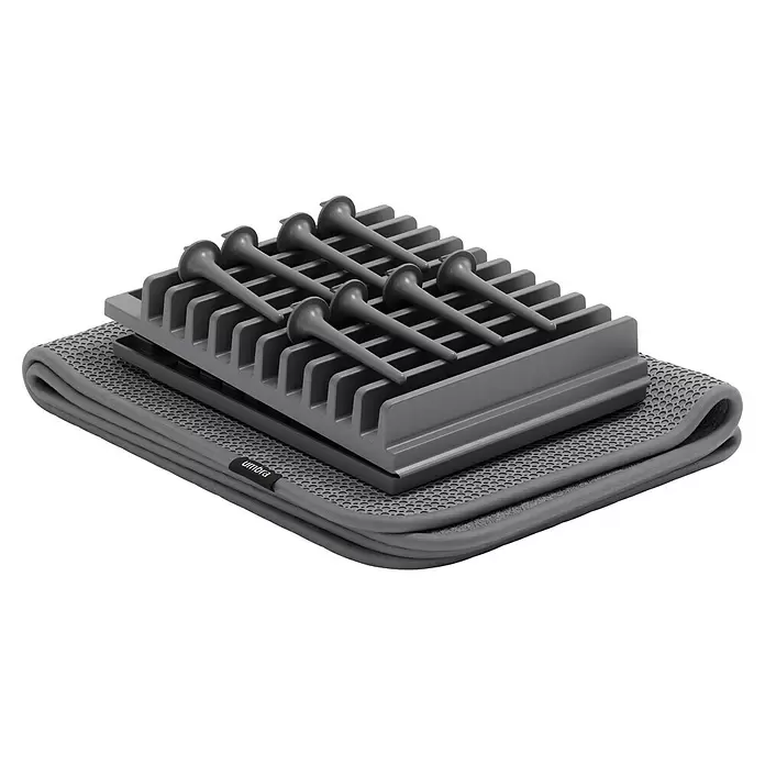 Umbra Abtropfmatte Udry Peg - L x B x H: 47 x 17 x 9 cm, Kunststoff, Anthrazit - Graues Geschirrtrockengestell mit Kunststoffschlitzen, abnehmbaren Stiften und einer faltbaren Abtropfmatte.