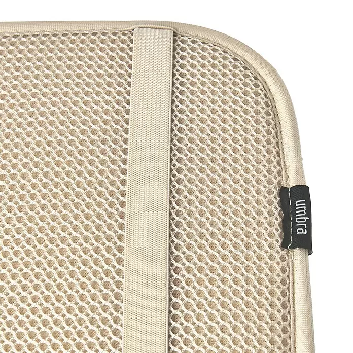 Umbra Abtropfmatte Udry - L x B x H: 61 x 46 x 4 mm, Kunststoff, Beige - Beigefarbene ergonomische Rückenstütze aus Mesh mit elastischem Gurt und Umbra-Logoetikett.