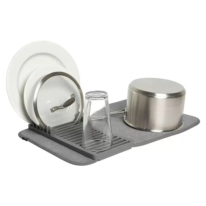Umbra Abtropfmatte Udry Mini - L x B x H: 33 x 51 x 4 cm, Kunststoff, Anthrazit - Graues Geschirrtrockengestell mit Mikrofasermatte, hält weiße Teller, ein Glas und Edelstahltöpfe mit Deckel.
