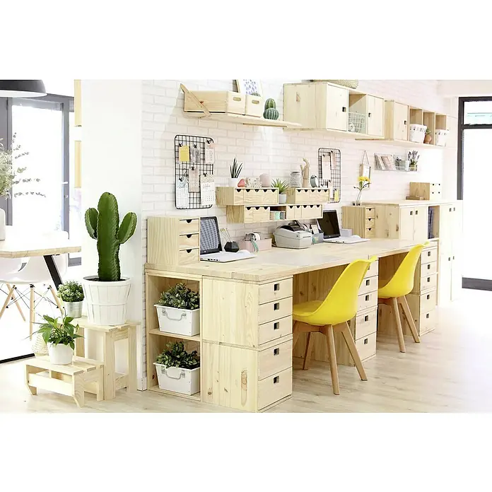 Astigarraga Dinamic Holzregal - H x B x T: 105,4 x 70,8 x 33 cm, Traglast pro Boden: 50 kg, Anzahl Böden: 4 Stk., Schrauben, Natur - Ein heller Arbeitsbereich mit einem langen Holztisch, gelben Stühlen und Regalen mit Pflanzen und Büromaterial. Die Möbel sind aus hellem Holz gefertigt.