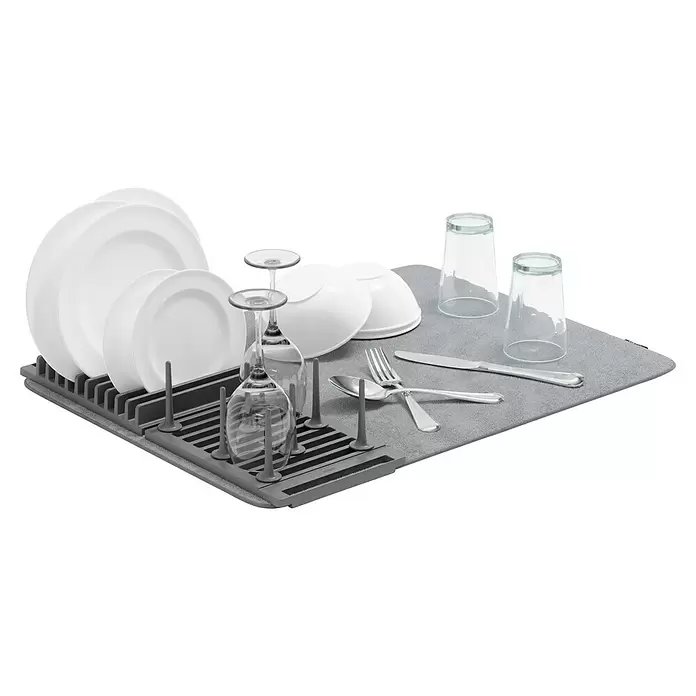 Umbra Abtropfmatte Udry Peg - L x B x H: 47 x 17 x 9 cm, Kunststoff, Anthrazit - Graues Abtropfgestell mit weicher Trockenmatte, hält weiße Teller, Schüsseln, Gläser und silbernes Besteck.