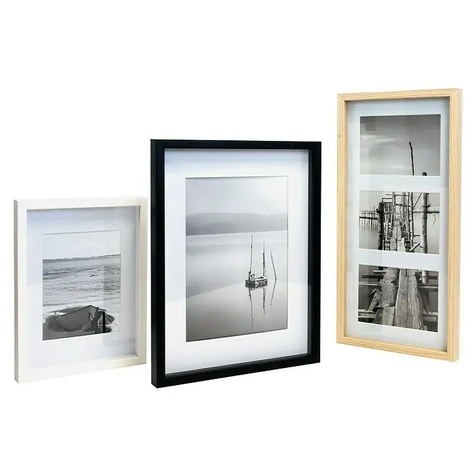 Accent Collagerahmen Aura - Anzahl Fotoplatzhalter: 3 Stk., Eiche, Holz - Drei verschiedene Bilderrahmen in Weiß, Schwarz und Holz mit Schwarzweiß-Fotografien für eine stilvolle Wanddekoration.