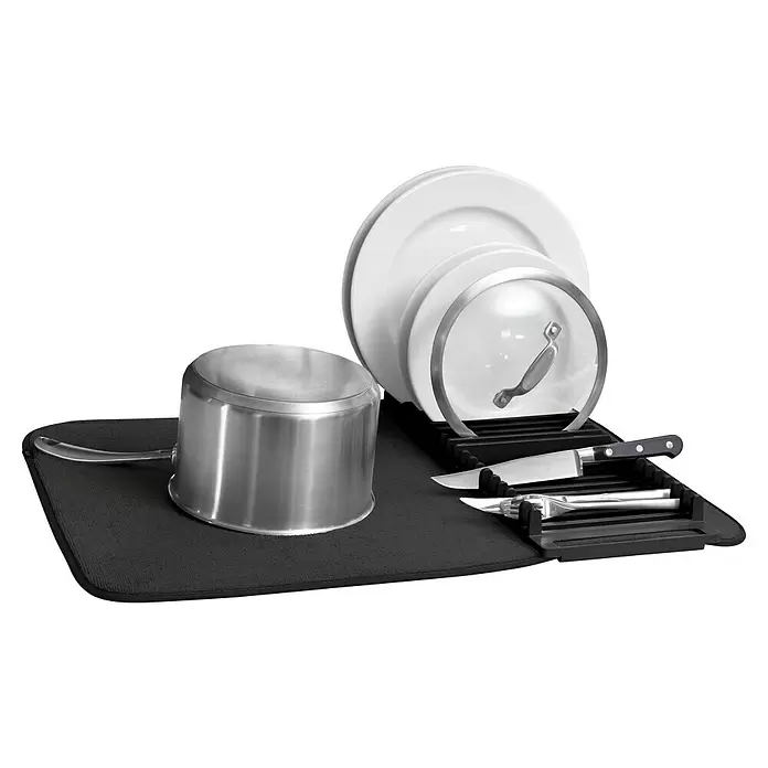 Umbra Abtropfmatte Udry - L x B x H: 61 x 46 x 4 mm, Kunststoff, Schwarz - Schwarze Abtropfmatte und Abtropfgestell mit weißen Tellern, Glasdeckel, Messer, Gabel und Edelstahltopf.