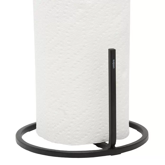 Umbra Küchenrollenhalterung Squire - Durchmesser: 17 cm, Schwarz - Schwarzer Metall-Küchenrollenhalter mit weißer Papierrolle. Das 'umbra'-Logo ist am Arm sichtbar.