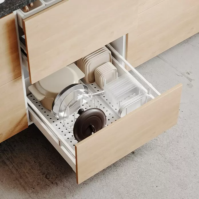 Umbra Schubladeneinsatz-Set Peggy - 45 cm, 15 cm, 1 cm, Weiß - Organisierte Küchenschublade mit weißen Stiftbrett-Teilern, beigen und transparenten Behältern, Töpfen/Deckeln in hellem Holzschrank.