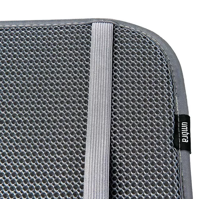 Umbra Abtropfmatte Udry Mini - L x B x H: 33 x 51 x 4 cm, Kunststoff, Anthrazit - Graues Netzgewebe mit gewebtem Muster, grauem Elastikband und schwarzem 'umbra'-Markenetikett.