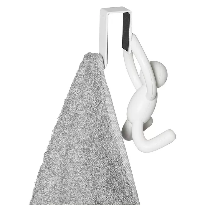 Umbra Türhaken Buddy - Metall, Weiß, 2 Stk. - Weißer Haken in Menschenform hält ein graues Handtuch.
