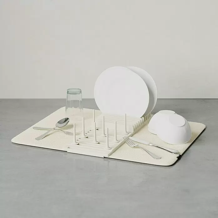 Umbra Abtropfmatte Udry Peg - L x B x H: 47 x 17 x 9 cm, Kunststoff, Beige - Cremefarbene Geschirrtrockenmatte mit integriertem Gestell für Teller, Schüsseln, Glas und Besteck.