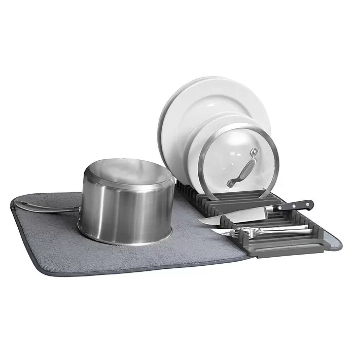 Umbra Abtropfmatte Udry - L x B x H: 61 mm x 46 cm x 4 cm, Kunststoff, Anthrazit - Graue Geschirrtrockenmatte mit grauem Abtropfgestell, weißen Tellern, einem Topf und Besteck.