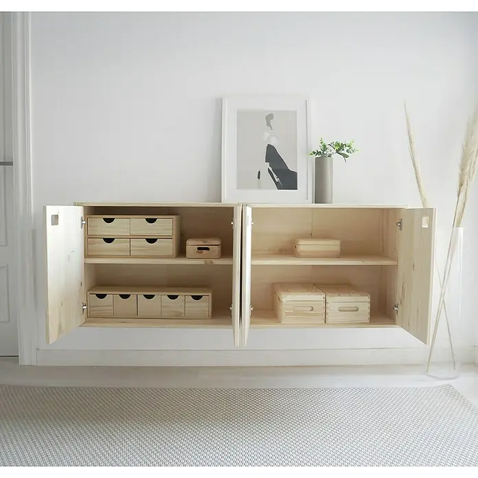 Astigarraga Dinamic Schrank - L x B x H: 33 x 37,3 x 53,5 cm, Kiefernholz - Aufnahme eines an der Wand montierten Holzschranks mit offenen Türen und mehreren Aufbewahrungsboxen und Regalen.