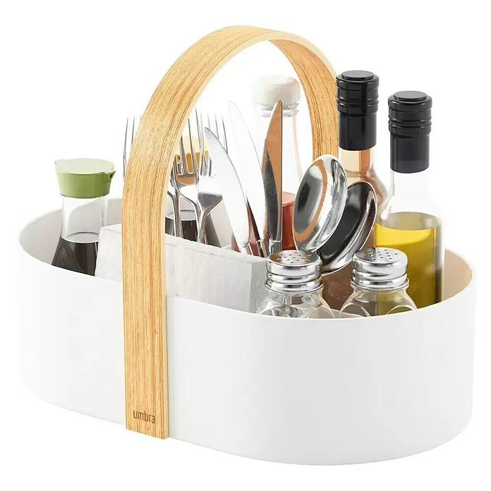 Umbra Aufbewahrungsbox Bellwood - L x B x H: 30 x 20 x 23 cm, Kunststoff, Weiß-Natur - Weißer Kunststoff-Caddy mit Holzgriff, gefüllt mit Besteck, Öl-/Essigflaschen und Salz-/Pfefferstreuern.