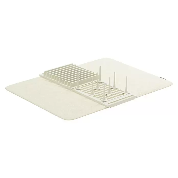 Umbra Abtropfmatte Udry Peg - L x B x H: 47 x 17 x 9 cm, Kunststoff, Beige - Weißes Geschirrabtropfgestell auf einer beigen Mikrofaser-Abtropfmatte, zum Lufttrocknen von Küchenutensilien.