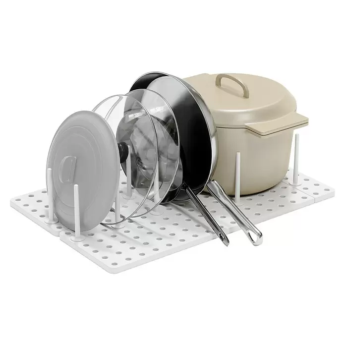 Umbra Schubladeneinsatz-Set Peggy - 45 cm, 15 cm, 1 cm, Weiß - Weißes Küchenorganizer-Gestell mit verschiedenen Töpfen und Deckeln ordentlich aufbewahrt.